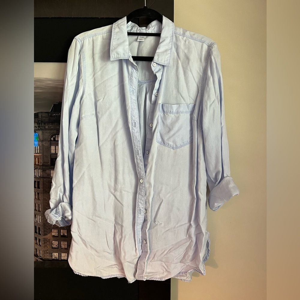 Old navy women’s button down casual shirt. Light blue. Size L.